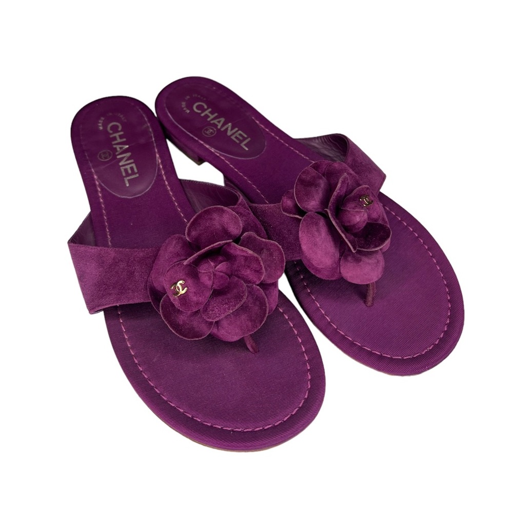 CHANEL PURPLE SUEDE CAMELLIA EMBELLISHED CC FLAT SLIDES/ SANDAL EU SZ 39.5